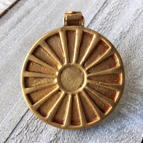 Artesian Peruvian Medallion - Picture 2 of 6